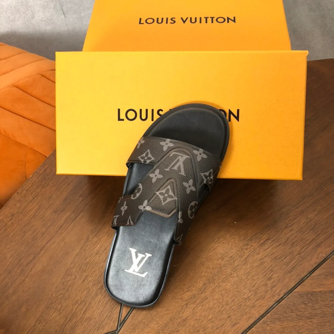 Factory price: 270💰LV counters are selling new brand luxury men's slippers, casual, loose and comfortable. The must-have model in the picture above [Happy][Happy], multiple colors available Size: 38-44, customized 45